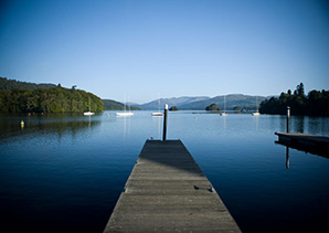 Vista de lago azul