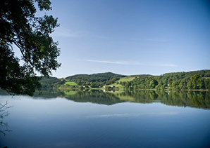 Vista de lago tranquilo