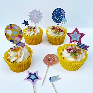 Decoraciones festivas imprimible gratis - Adorno de cupcake de cumpleaños con patrones de colores | Brother Creative Center